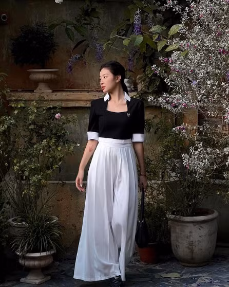 Vào mùa thu Hà Nội vừa qua, hot girl TikTok này gây sốt với đoạn clip chụp ảnh với mùa thu Hà Nội bằng cách thị phạm trên đường Phan Đình Phùng. Cô chỉ dẫn chi tiết từ khâu tạo dáng đến cách chụp, cách chỉnh sửa ảnh để có những tác phẩm vừa đẹp vừa lãng mạn.