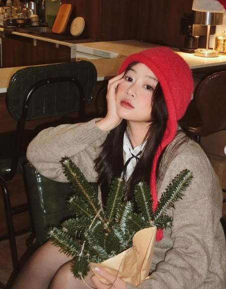 Trước khi gây sốt với video hướng dẫn cách chụp ảnh mùa thu Hà Nội, Lê Chi cũng được biết đến với các clip triệu view chia sẻ bí quyết tạo dáng chụp ảnh ở rạp phim, bãi biển, cầu đi bộ...