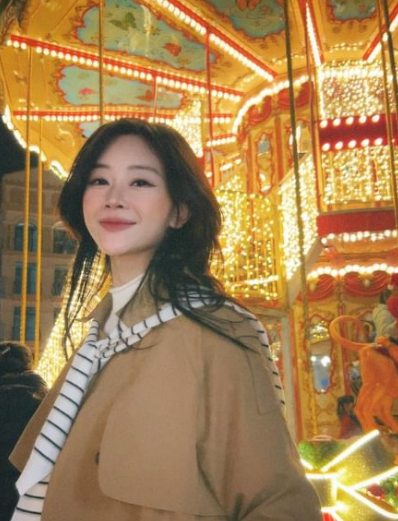 Hot girl 9x tốt nghiệp đại học ngành Kiến trúc. Từ năm thứ hai 2 đại học, cô đã đam mê chụp ảnh, sau đó đi làm mẫu ảnh.