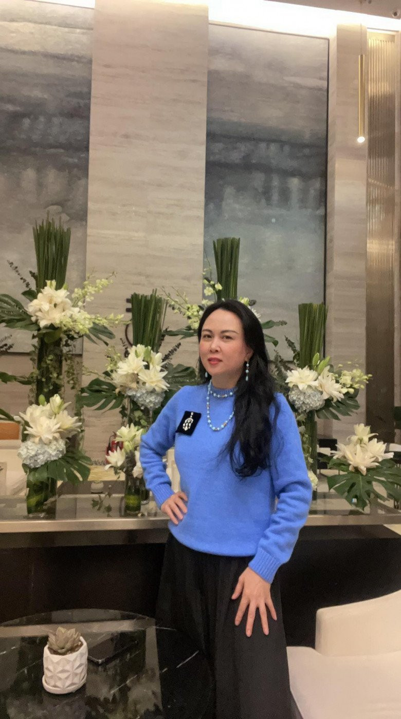 Mới đây, nữ đại gia đăng tải ảnh mới lên trang cá nhân với dòng chú thích: "Để mị nói cho mà nghe tết năm nay mị vẫn còn trẻ..." với thiết kế thời trang đơn sắc.