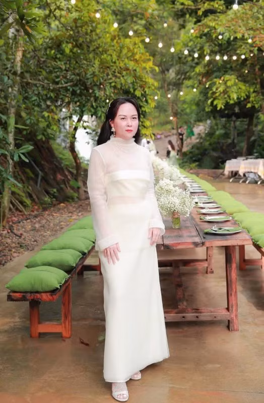 Sau khi "đường ai nấy đi" với nam tài tử Quách Ngọc Ngoan, nữ đại gia Phượng Chanel vẫn chẳng 1 ngày ngừng hot.