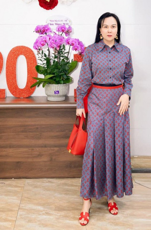 Nu dai gia Phuong Chanel khoe dien mao don Tet bat chap tuoi tac