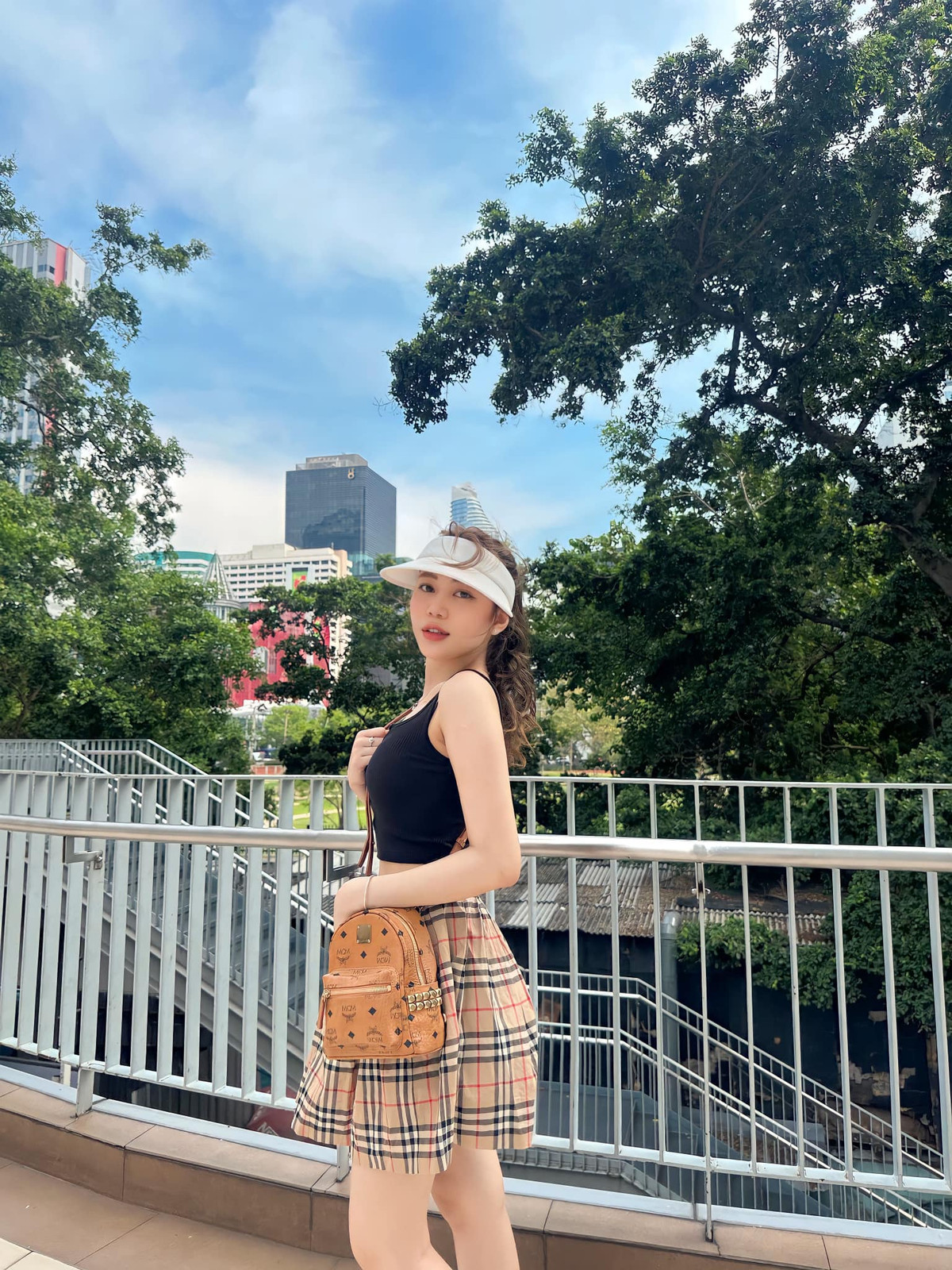 Phong cách ăn mặc của Đoan Tâm thiên về những item đơn giản, trẻ trung và cực kỳ hiện đại.