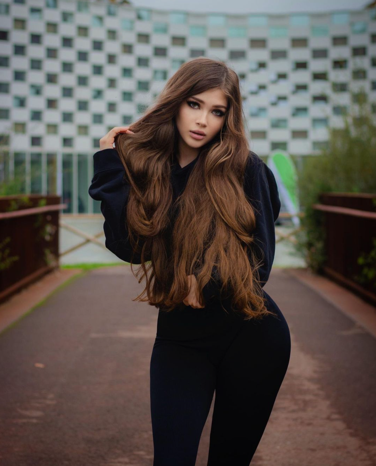 Công việc chính của hot girl xinh đẹp này là stream game và sản xuất vlog.