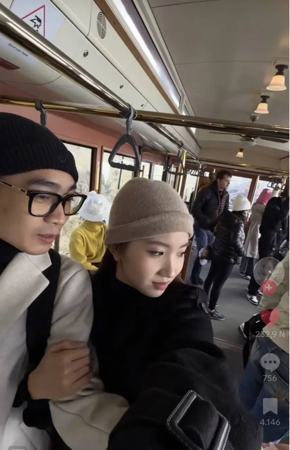 TikToker Huyền 2K4 và chồng chọn ở lại một khu nghỉ dưỡng có view đẹp nhất nhì nơi này và lần lượt trải nghiệm các hoạt động đặc sắc như đi cầu kính rồng mây, ăn các món ăn đặc sản...