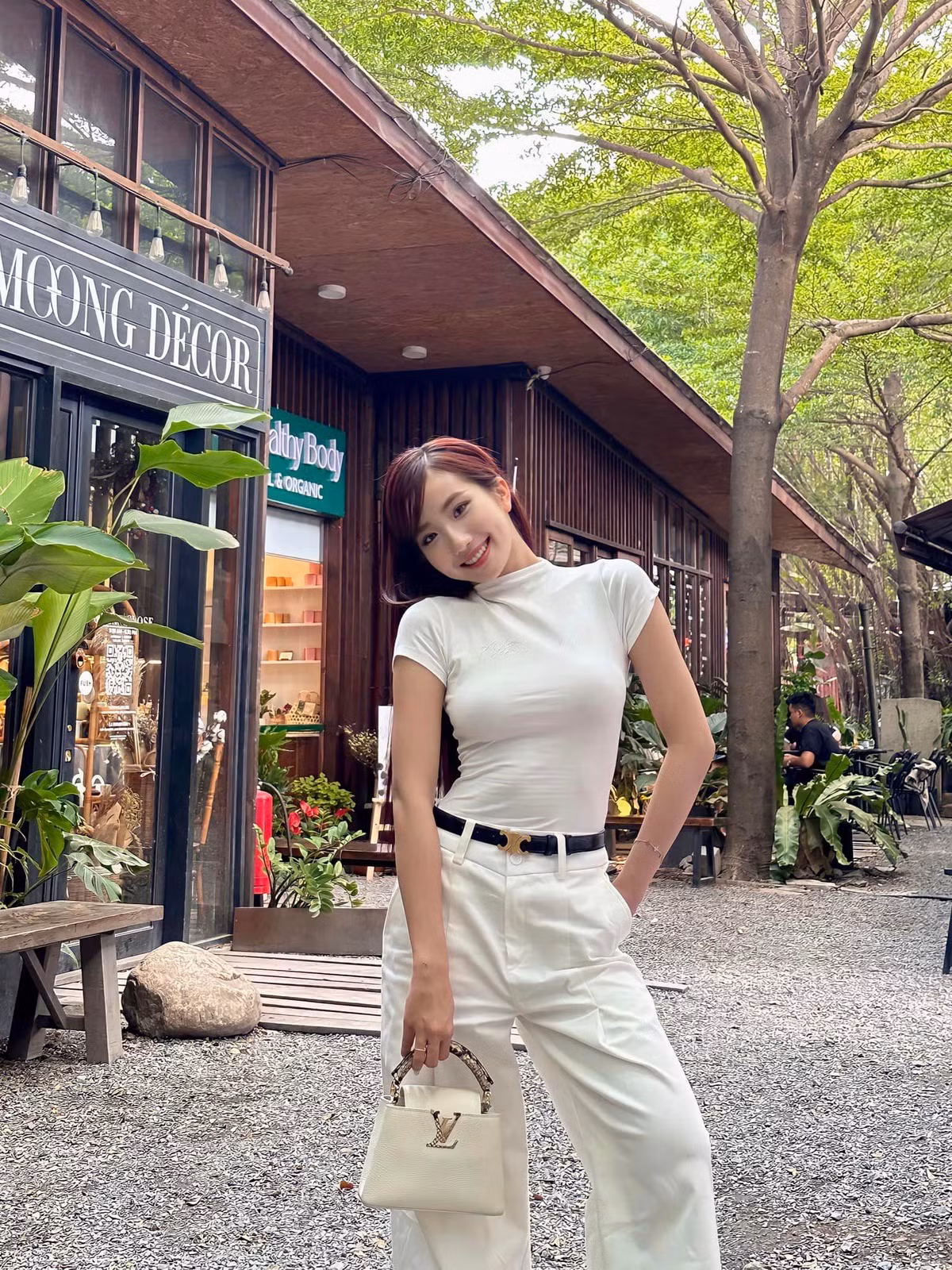 Sau khi kết hôn, vợ thiếu gia Đồng Tháp nhận nhiều lời khen vì cách nói chuyện nhỏ nhẹ, lễ phép với mọi người. Ảnh: Tổng hợp