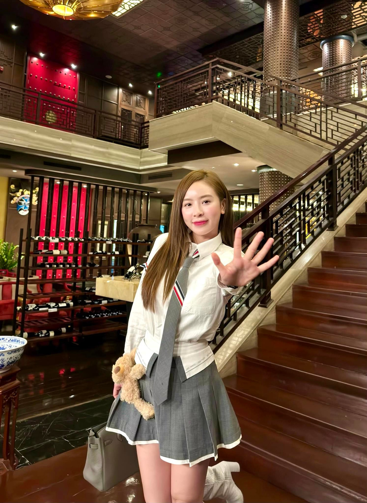 Cô nàng có gu thời trang sang chảnh, sành điệu như một quý cô đích thực. Ảnh: FBNV