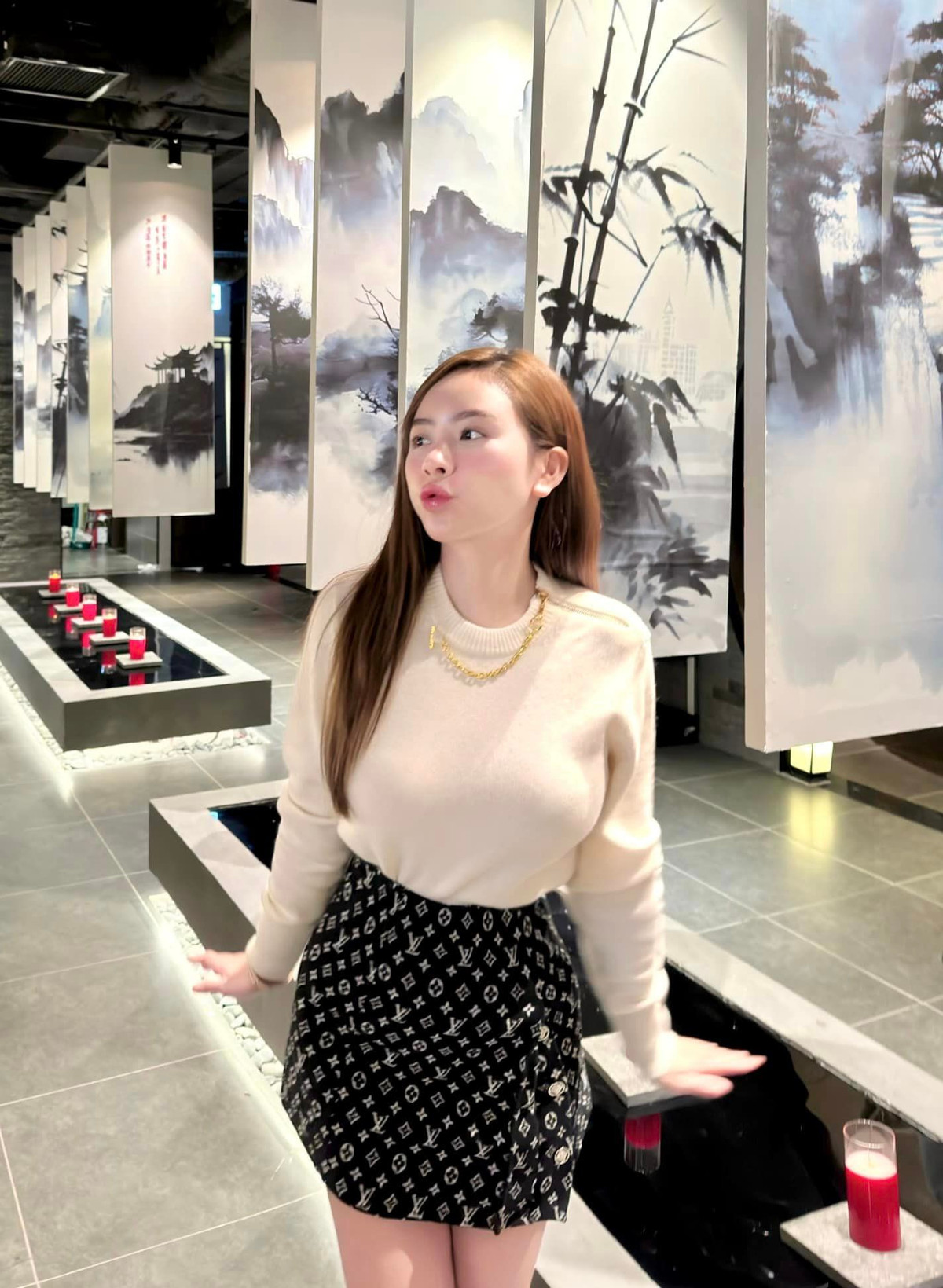 Mới đây khi khoe ảnh “lên đồ” đi ăn mừng ngày cuối cùng của năm 2023, tiểu thư Hà thành ghi điểm với cư dân mạng.