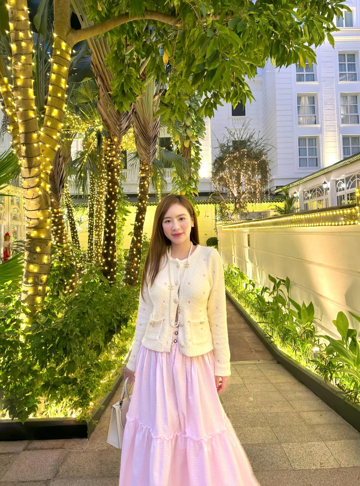 Hot girl Phương Bora diện set trang phục nhẹ nhàng với váy hồng và áo khoác ngắn, làm tôn lên nét đẹp chuẩn tiểu thư của cô.