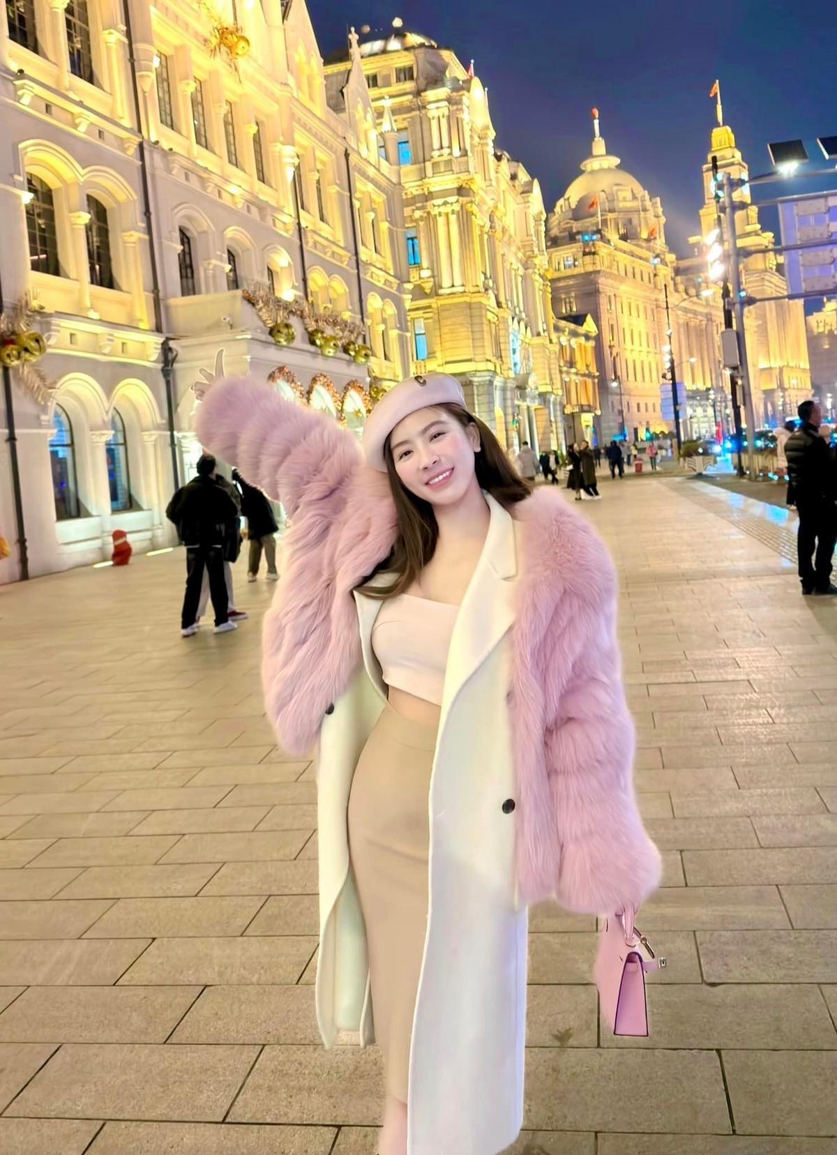 Bên cạnh gương mặt xinh xắn, Phương Bora còn “gây sốt” cõi mạng với thân hình nóng bỏng cùng sồ đo 3 vòng 88-59-92 (cm).