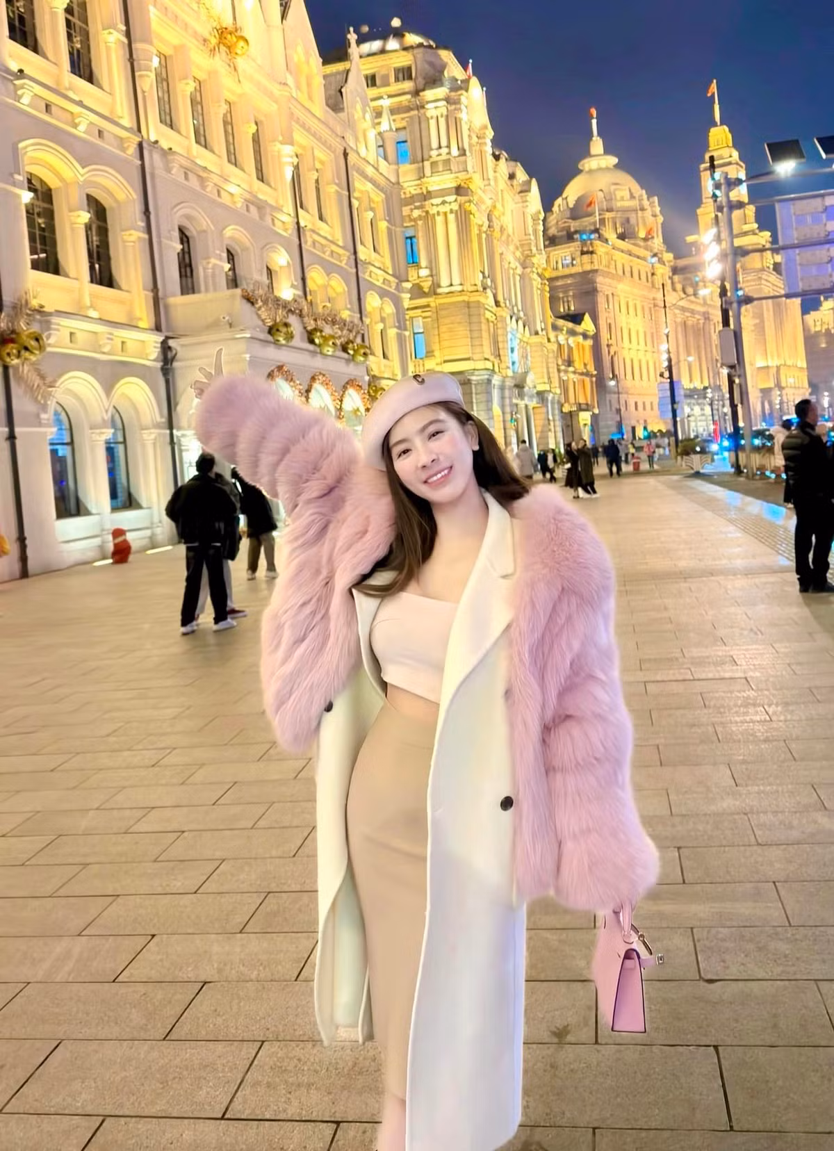 Bên cạnh gương mặt xinh xắn, Phương Bora còn “gây sốt” cõi mạng với thân hình nóng bỏng cùng sồ đo 3 vòng 88-59-92 (cm).