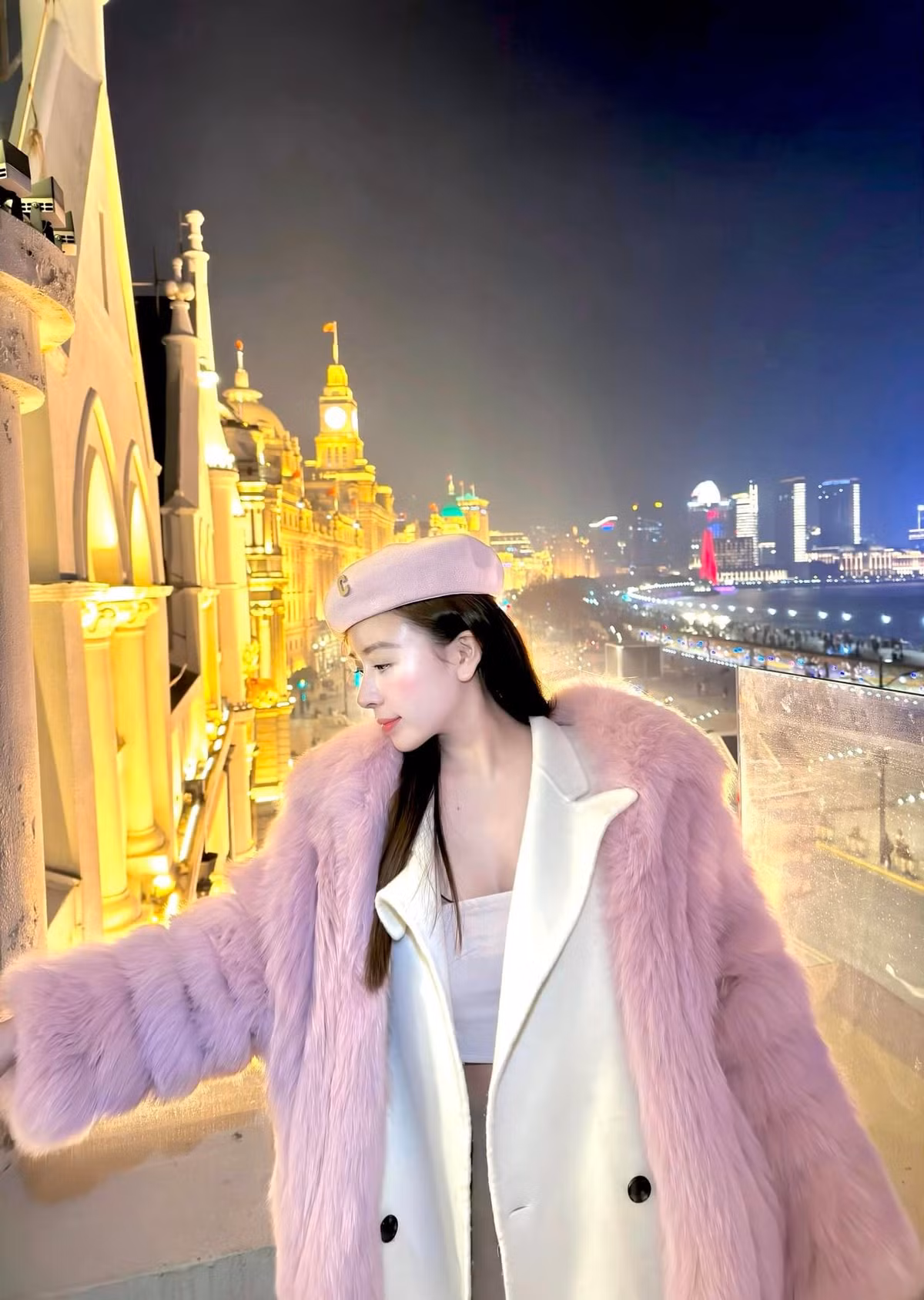 Trước đó, một trang tin nổi tiếng dành cho giới trẻ Trung Quốc chia sẻ loạt ảnh của hot girl Phương Bora, kèm theo những lời khen ngợi về nhan sắc.