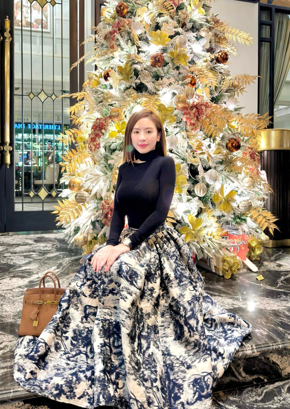 Dưới phần bình luận của bài viết, nhiều thành niên viết: "Muốn cưới cô gái này làm vợ", "Phải lấy người như em"...