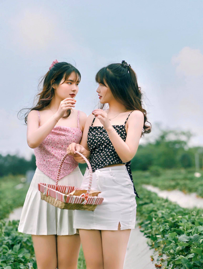 Là cặp chị em sinh đôi xinh đẹp hiếm có, Thanh Hằng và Thanh Nga sớm tiếp bén duyên với nghề mẫu ảnh. Cả hai cũng là KOLs trên các nền tảng mạng xã hội.