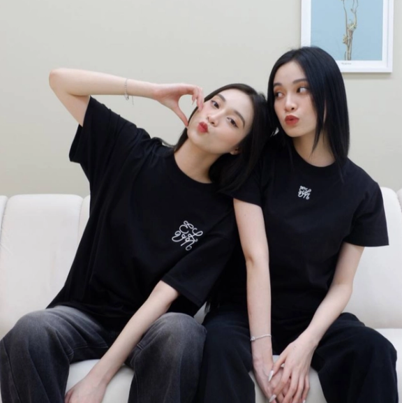 Không chỉ có gương mặt, vóc dáng giống nhau mà cặp chị em sinh đôi này còn được nhận xét có visual cực phẩm, thần thái hút mắt.