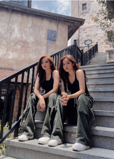 Chế Hoàng Đức Anh - Chế Hoàng Phương Anh (SN 2004, Gia Lai) là cặp chị em song sinh khá nổi tiếng, họ đều là sinh viên năm hai tại Đại học Văn Lang, TPHCM.