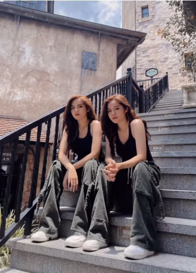 Chế Hoàng Đức Anh - Chế Hoàng Phương Anh (SN 2004, Gia Lai) là cặp chị em song sinh khá nổi tiếng, họ đều là sinh viên năm hai tại Đại học Văn Lang, TPHCM.