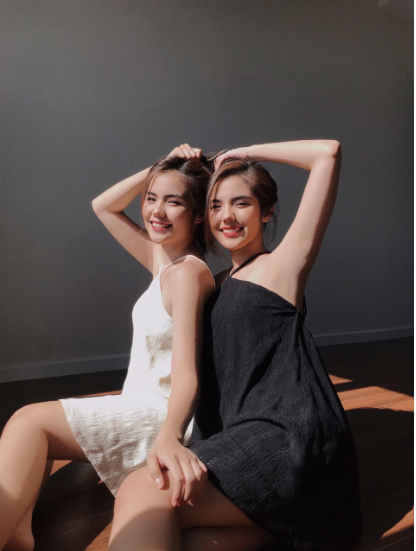 Chị em song sinh này sở hữu ngoại hình giống nhau khiến cuộc sống của 2 chị em luôn diễn ra nhiều điều thú vị. Tuy nhiên, hai chị em cũng có nhiều điểm riêng về tính cách, phong cách ăn mặc hàng ngày.