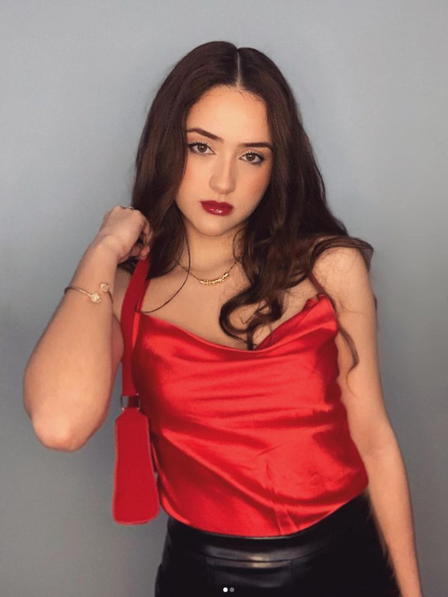 Người đẹp được trời phú gương mặt tròn trịa, đầy đặn như búp bê sống.