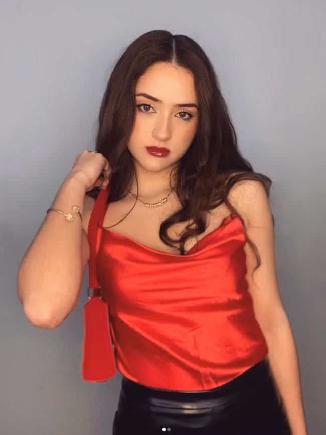 Người đẹp được trời phú gương mặt tròn trịa, đầy đặn như búp bê sống.