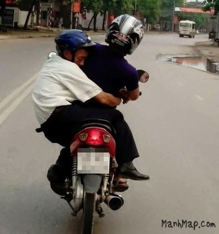 Trên MXH xuất hiện không ít hình ảnh các ông chồng say xỉn, được vợ "hộ tống" về nhà với nhiều cách cực bá đạo.