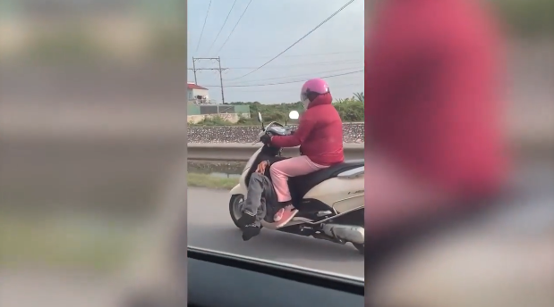 Sau khi chứng kiến màn chở chồng say rượu về nhà của chị vợ này, hầu hết cư dân mạng không nhịn nổi cười. Bên cạnh đó, một số ý kiến cho rằng người vợ nên gọi taxi đưa chồng về thay vì chở cồng kềnh thế này, vì dễ gây tai nạn khi tham gia giao thông.