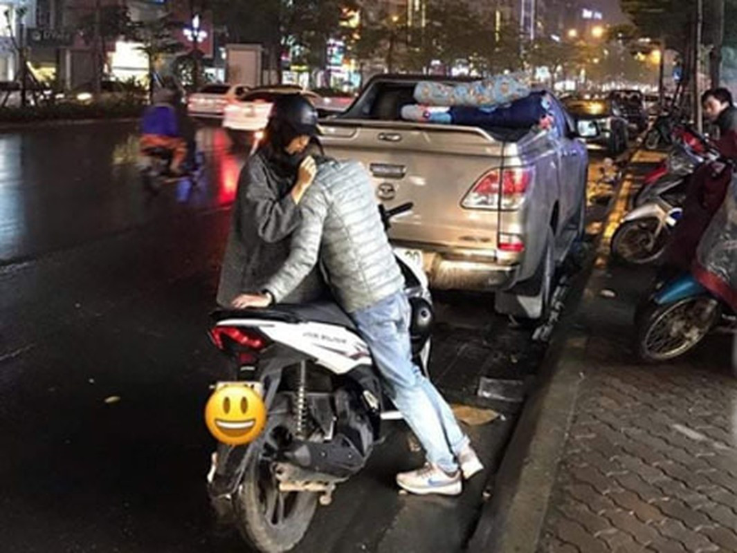 Nhìn người đàn ông say đến mức phải ôm eo vợ rồi gục cả đầu lên vai vợ suốt quãng đường di chuyển mà nhiều người không khỏi ngán ngẩm.