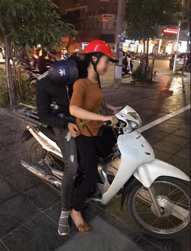 Những tình huống "dở khóc dở cười" này do người đi đường vô tình ghi lại và đăng tải lên mạng xã hội. Sau đó nhận được rất nhiều lượt xem và bình luận từ cộng đồng mạng. Ảnh: Tổng hợp