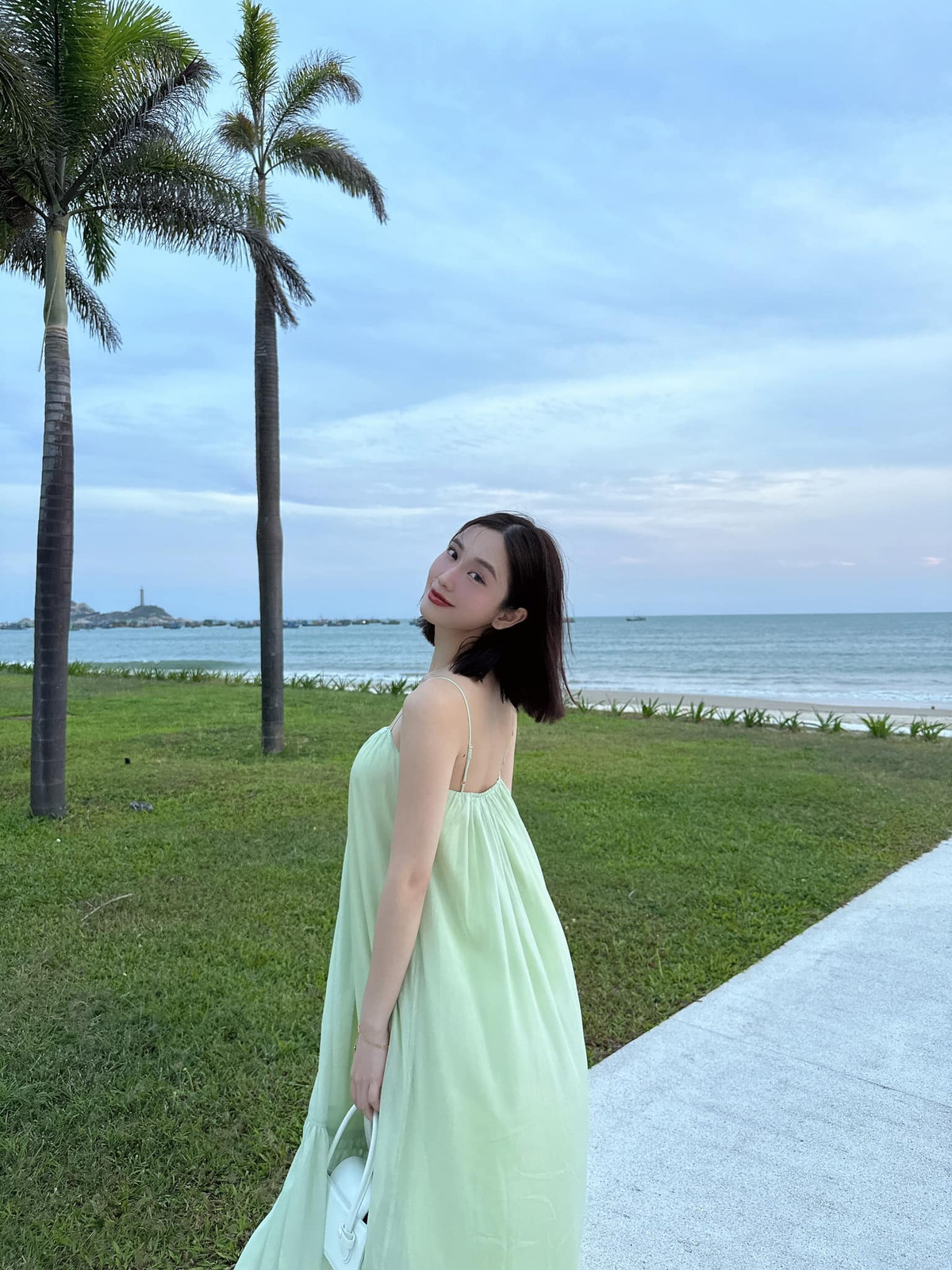 Dù không sở hữu chiều cao quá nổi bật song vòng eo dưới 60cm cùng vòng một đầy đặn giúp người đẹp 9X tự tin khi theo đuổi phong cách gợi cảm.