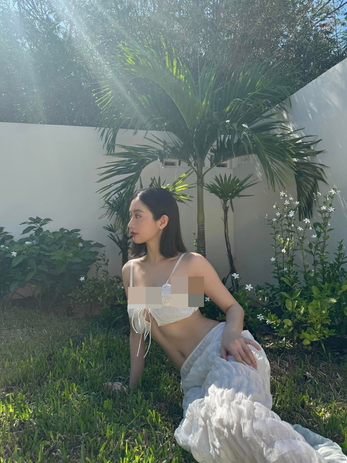 Jun Vũ khoe khéo đường cong với set đồ bộ đan len mỏng manh mà kín đáo để đi tắm biển trong chuyến du lịch gần nhất.