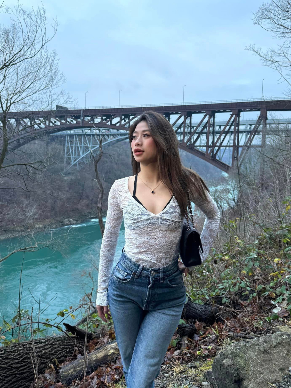 Không giống với hình ảnh nghiêm túc, trưởng thành khi tham gia các giải đấu, Như Phương bên ngoài là cô nàng nữ tính, quyến rũ.