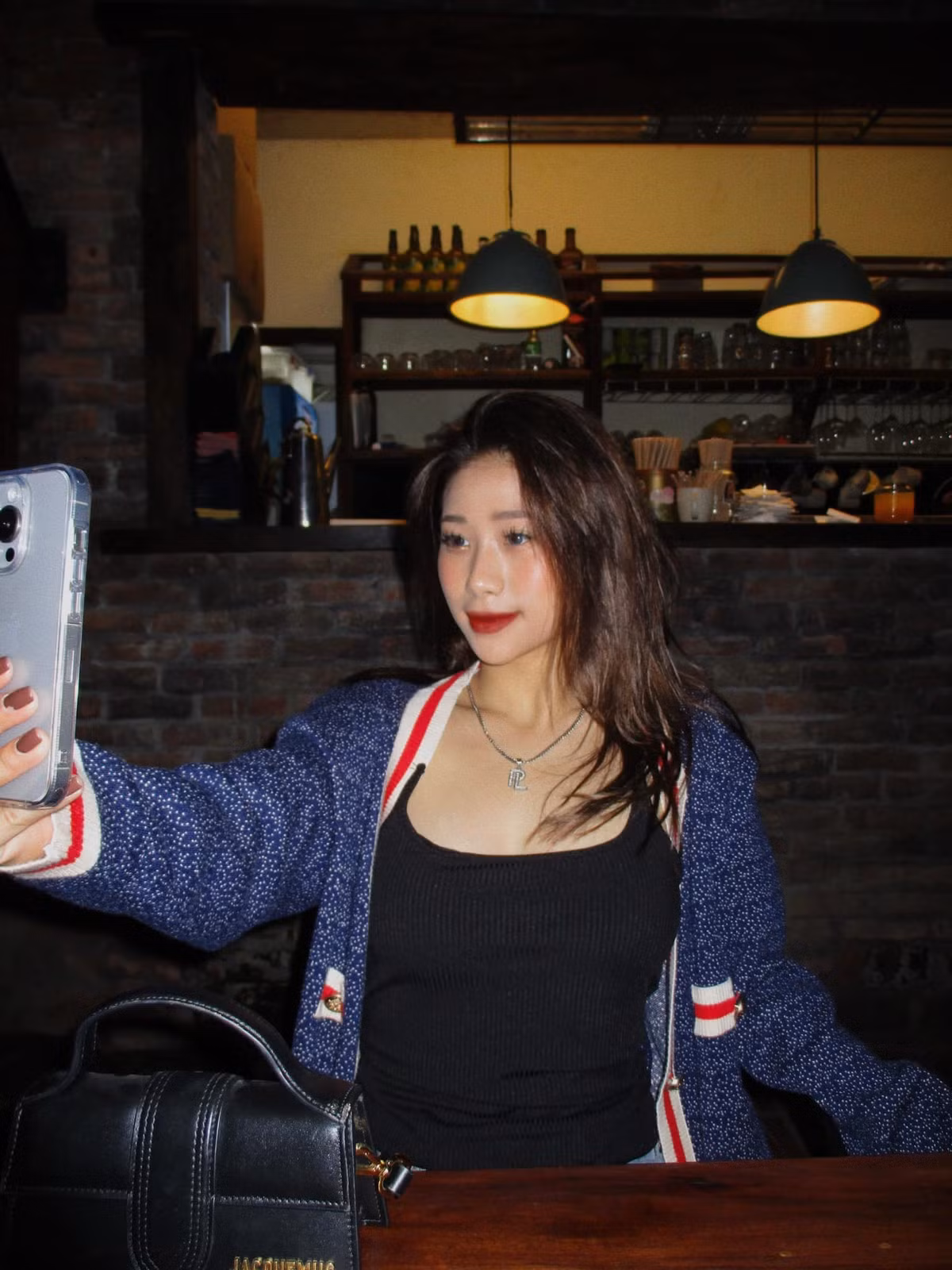 Nữ vận động viên thường xuyên đi du lịch, có mặt tại những địa điểm sang trọng và sử dụng nhiều món đồ hiệu có giá trị đắt đỏ.