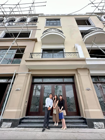 MC Đức Bảo cũng đã từng gây chú ý khi rao bán căn chung cư cao cấp với 3 phòng ngủ và rộng đến 121m2 trên mặt đường Thụy Khuê giáp ranh Hồ Tây.