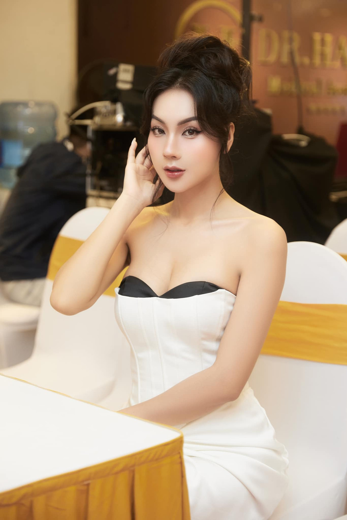 Hot girl quê Hưng Yên kết hôn với bạn trai làm tiếp viên hàng không vào tháng 11/2017. Tháng 5/2018, cô sinh con trai đầu lòng.