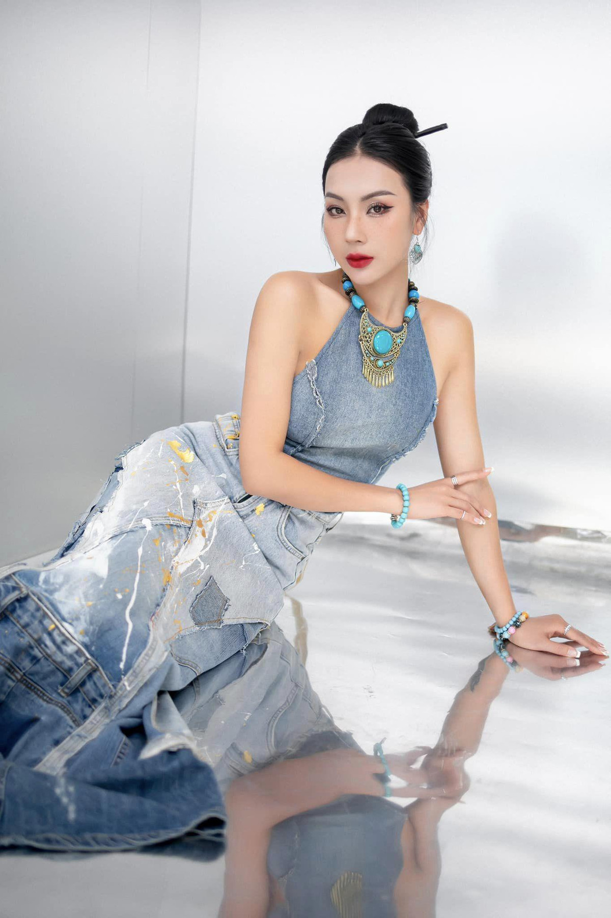 Có lợi thế ngoại hình cộng với kinh nghiệm làm mẫu ảnh nhiều năm, Nga Tây cũng thường xuyên làm mẫu cho trang phục của cửa hàng.