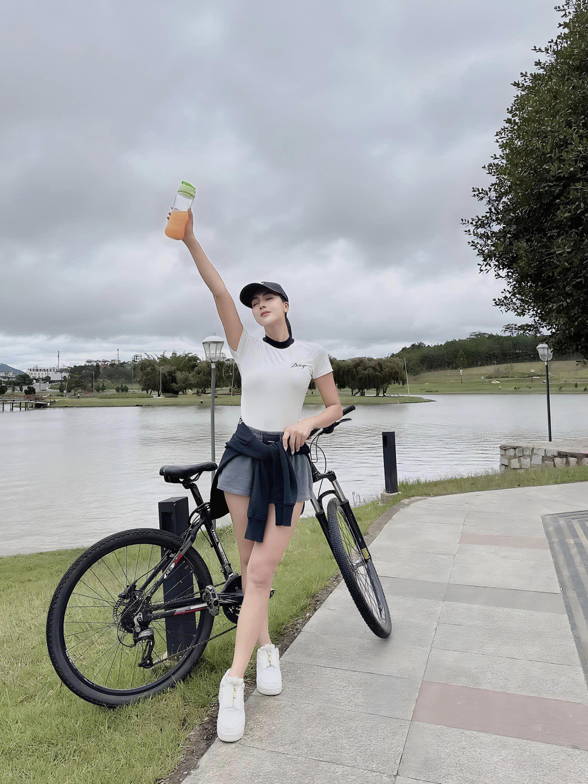 Nga Tây vẫn nhận được những bình luận trái chiều dưới các bài đăng trên MXH.