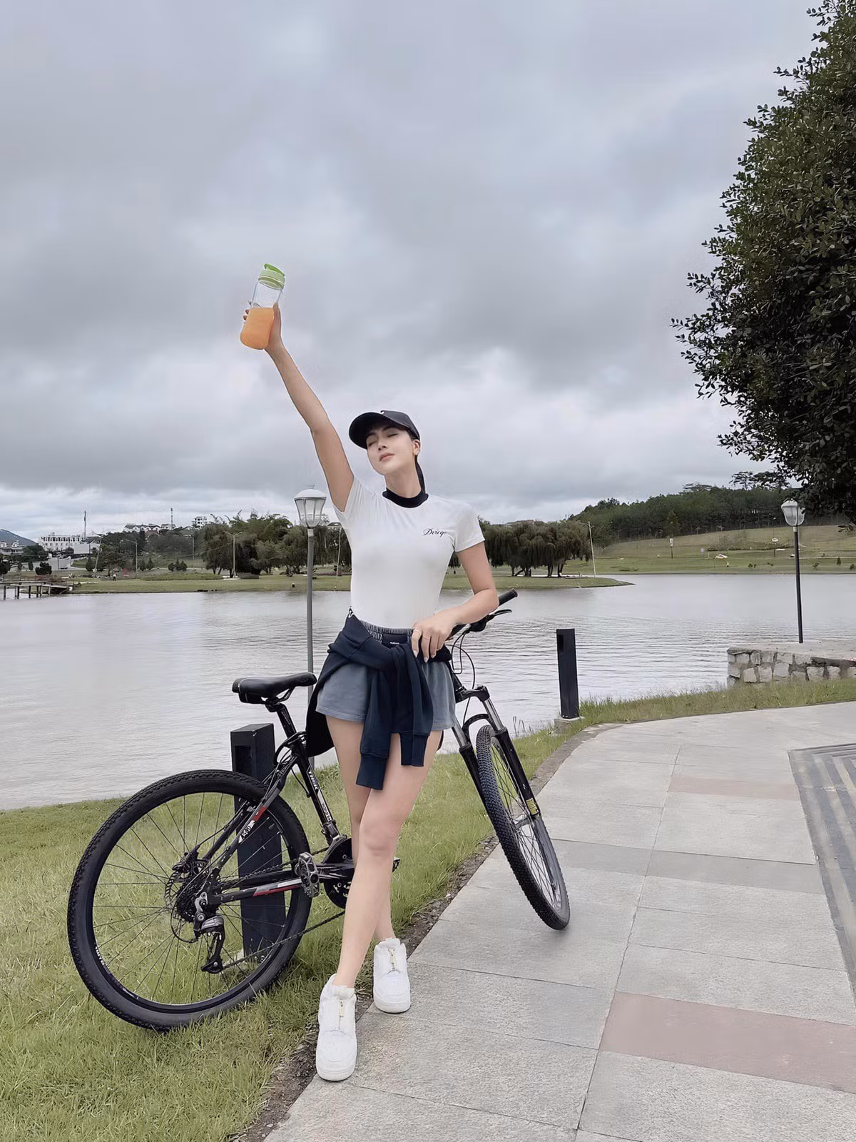 Nga Tây vẫn nhận được những bình luận trái chiều dưới các bài đăng trên MXH.