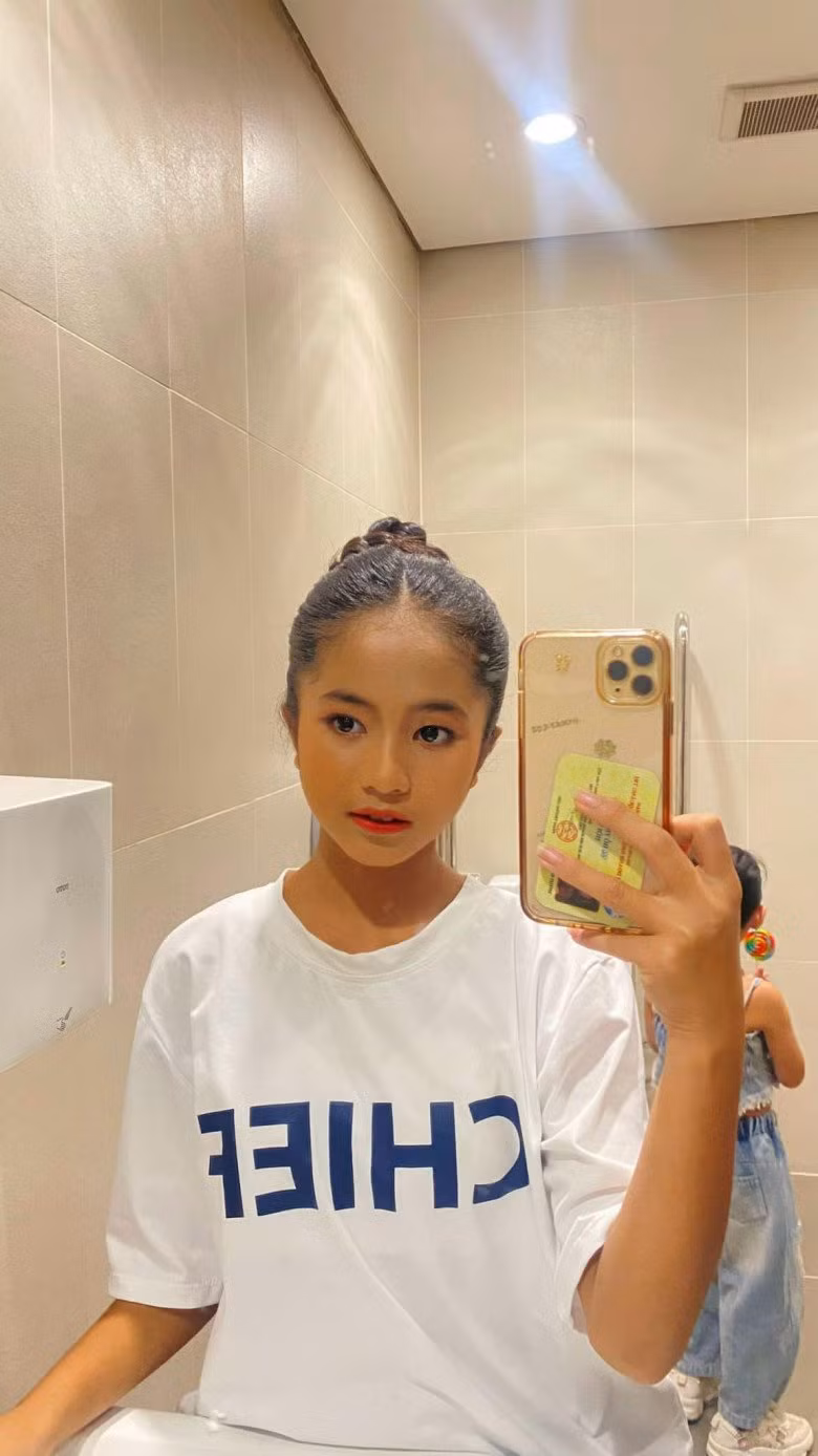 Em bé theo thời gian đã trưởng thành hơn và liên tục xuất hiện trong nhiều show diễn thời trang.