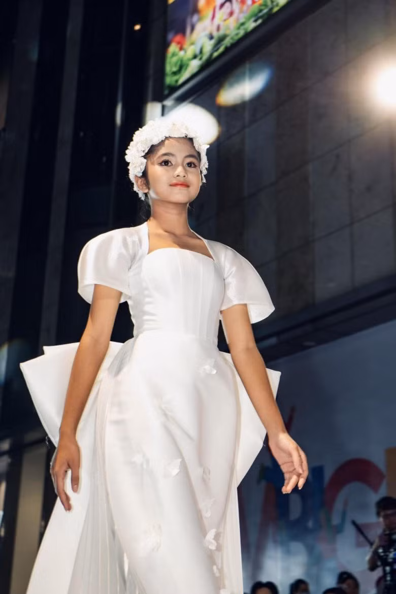 Bên cạnh luyện tập catwalk, Khánh Huyền vẫn chăm chỉ đến trường học tập để trau dồi thêm về trình độ ngoại ngữ, học vấn. Ảnh: Tổng hợp