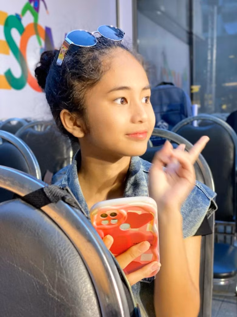 Năm 2022, em bé người Pa Cô ghi danh tại cuộc thi Hoa hậu nhí – Miss Baby Vietnam. Khánh Huyền tại "đấu trường" nhan sắc ngày ấy dù không đạt giải cao nhưng vẫn chiếm trọn được tình cảm của nhiều người với vẻ đẹp, tài năng khó lẫn.