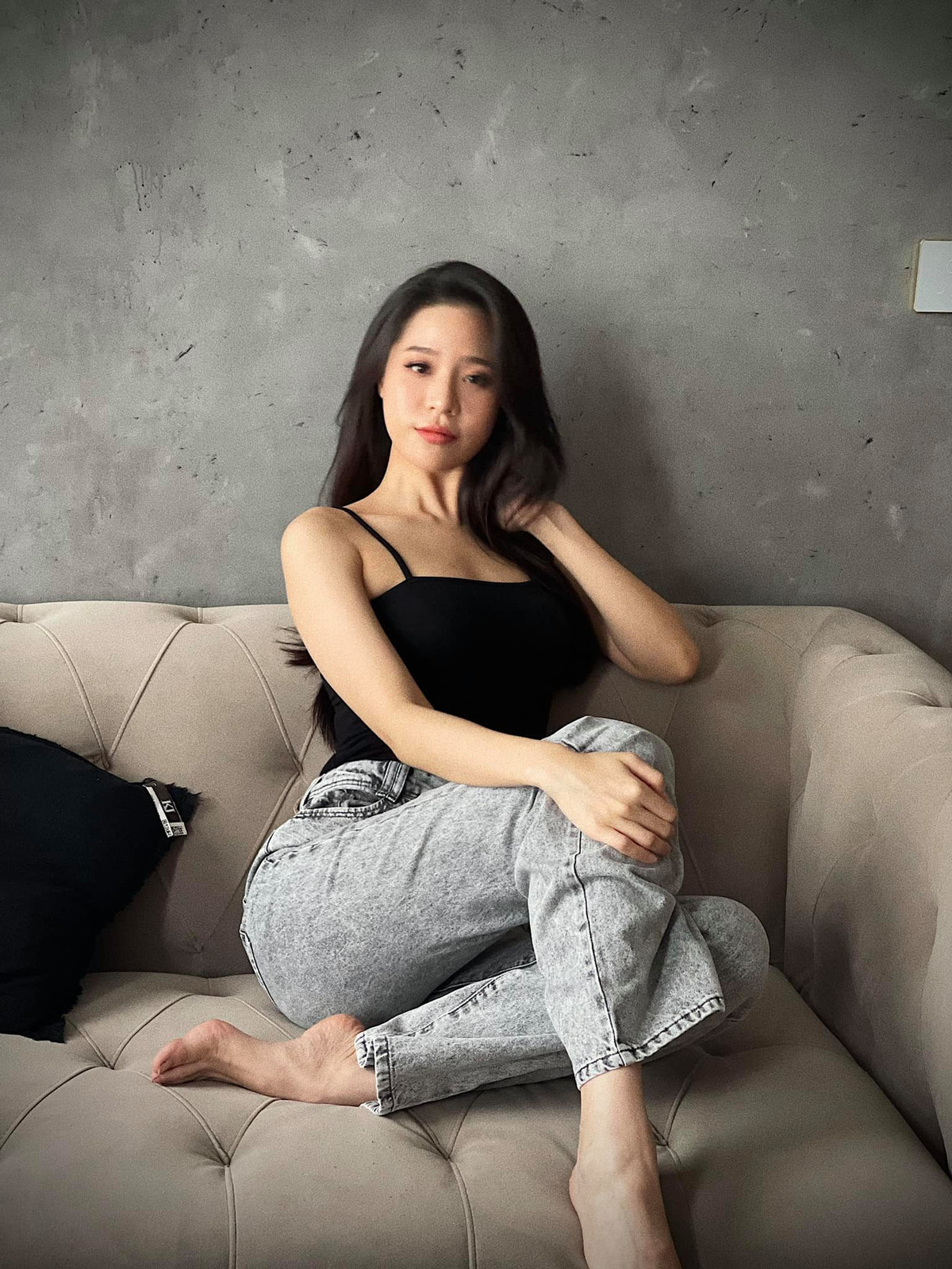 Cô được nhận xét có gương mặt thanh thoát và nụ cười tỏa nắng.