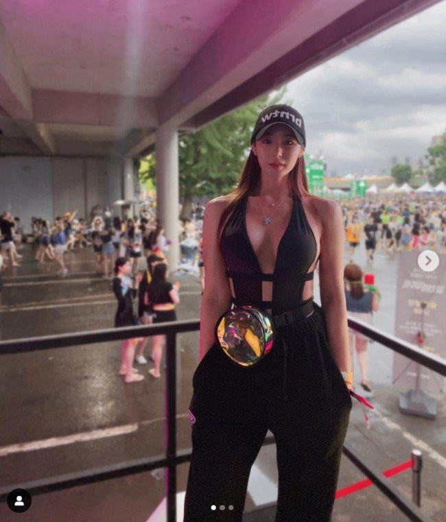 Khi không phải thi đấu hay huấn luyện, Lee Song Yi thích đi du lịch và chụp hình thời trang.