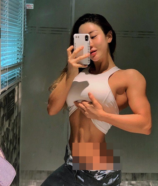 Người đẹp gây ấn tượng bởi gương mặt thanh tú, xinh xắn, đối lập với cơ bắp rắn chắc như tạc.