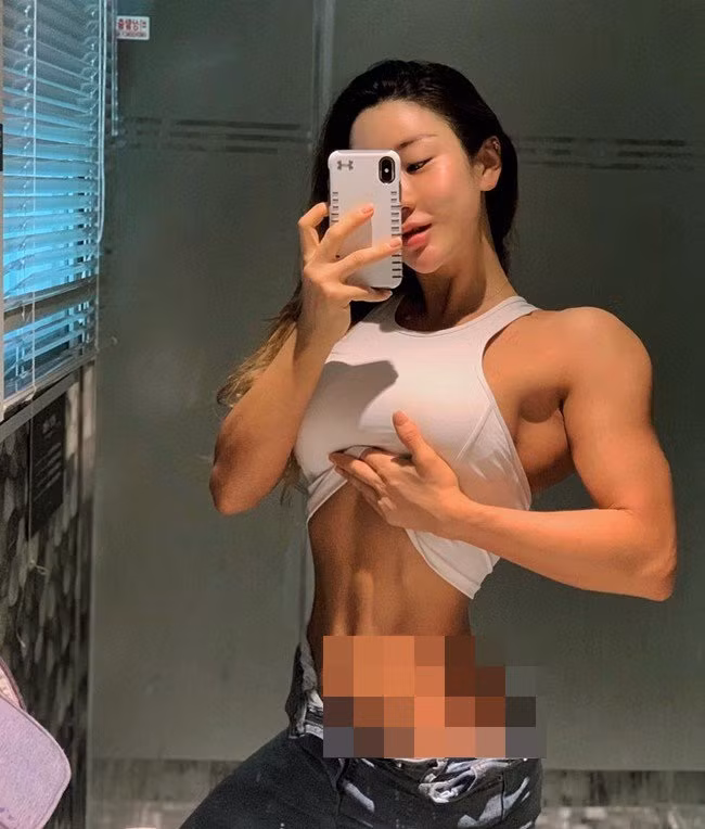 Người đẹp gây ấn tượng bởi gương mặt thanh tú, xinh xắn, đối lập với cơ bắp rắn chắc như tạc.