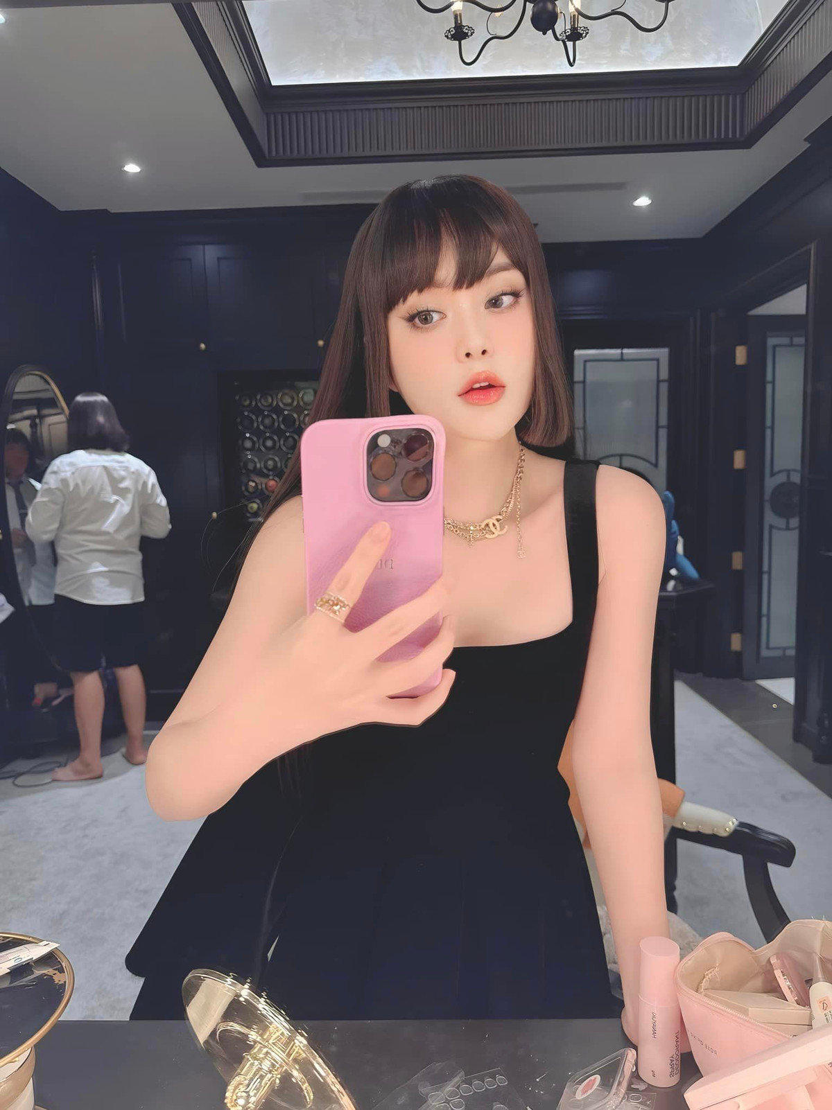 Đoàn Di Băng còn là "khách ruột" của NTK nổi tiếng này khi từng bỏ 7,5 tỷ đồng để thuê anh vẽ thiết kế kiến trúc, nội thất căn biệt thự mới trị giá 400 tỷ đồng của gia đình. Ảnh: Tổng hợp