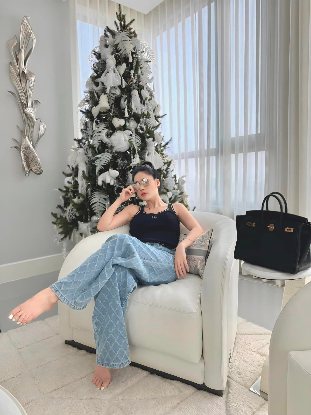 Dưới phần bình luận của clip, cư dân mạng thi nhau bày tỏ sự ngưỡng mộ trước độ chịu chơi và giàu có của Đoàn Di Băng.