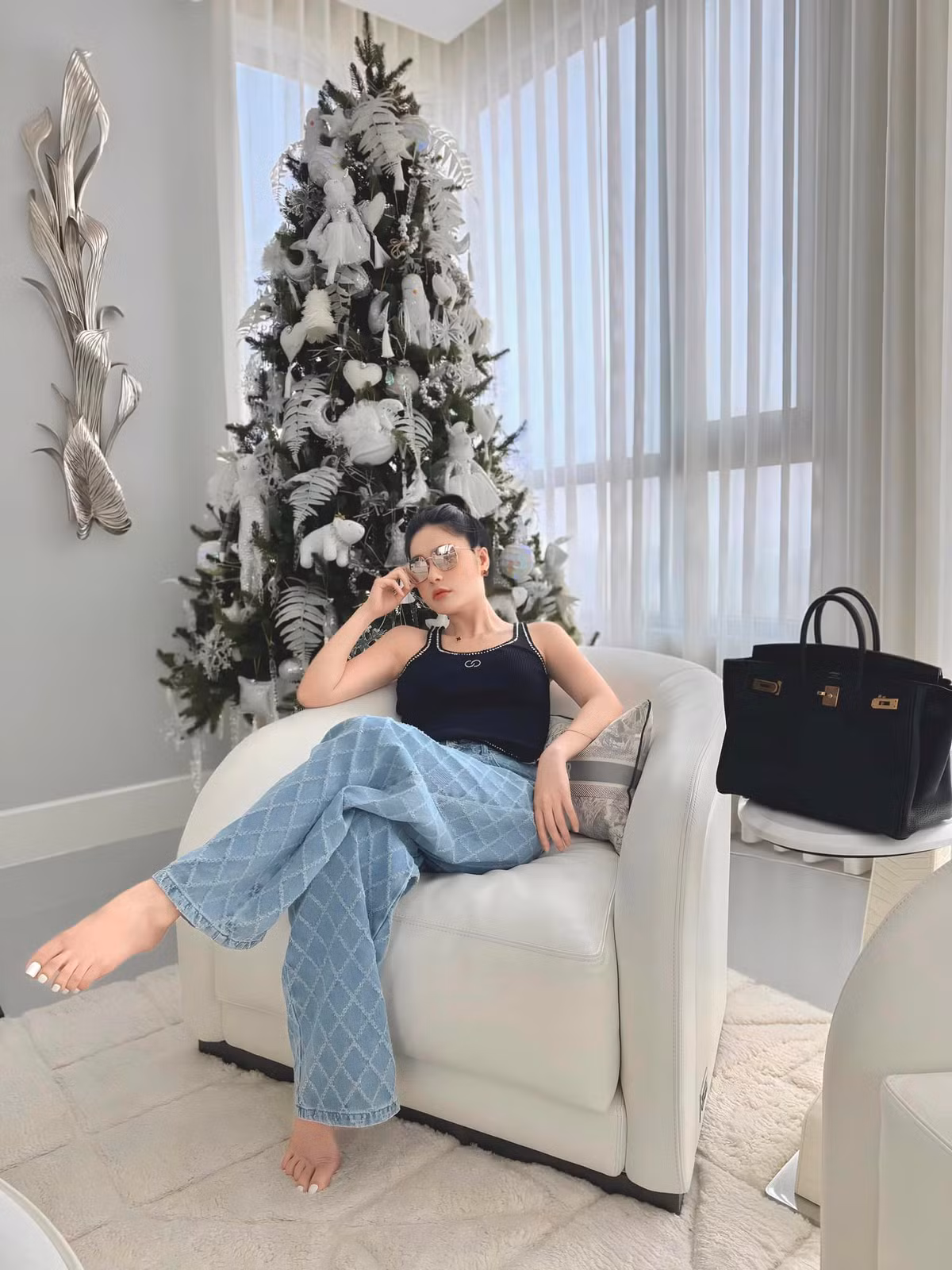 Dưới phần bình luận của clip, cư dân mạng thi nhau bày tỏ sự ngưỡng mộ trước độ chịu chơi và giàu có của Đoàn Di Băng.