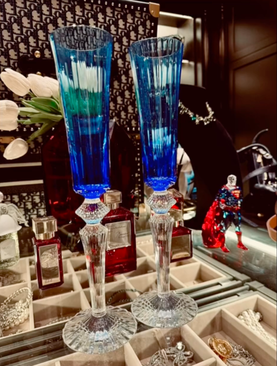 Ngoài ra, vì là khách hàng "VIP" nên nữ đại gia Đoàn Di Băng cũng được tặng thêm quà rất giá trị.