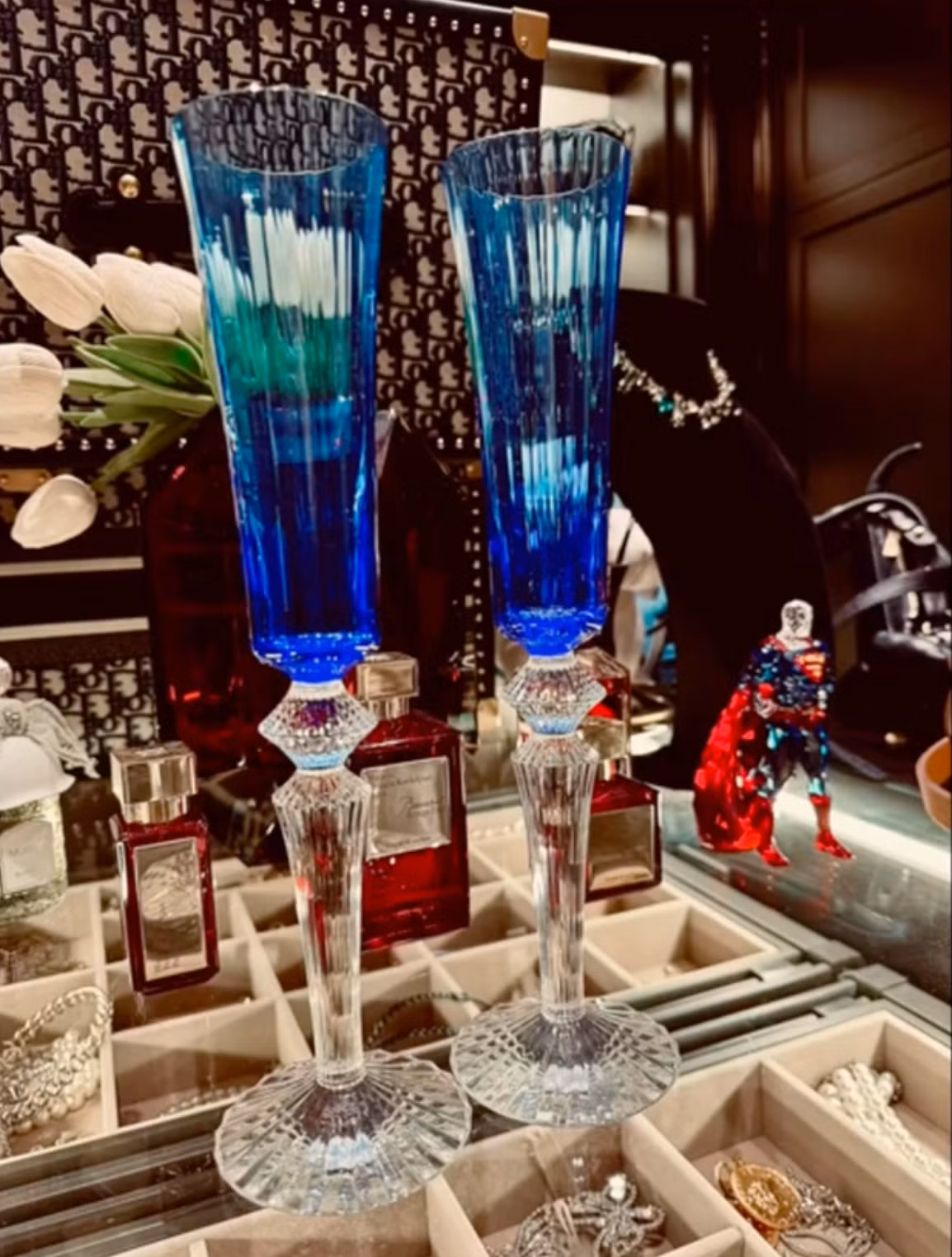 Ngoài ra, vì là khách hàng "VIP" nên nữ đại gia Đoàn Di Băng cũng được tặng thêm quà rất giá trị.