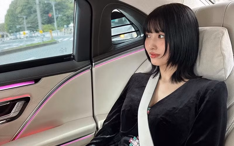 Khi diện bất kì bộ trang phục nào cô nàng cũng đều thể hiện ra hết đường nét quyến rũ của mình.